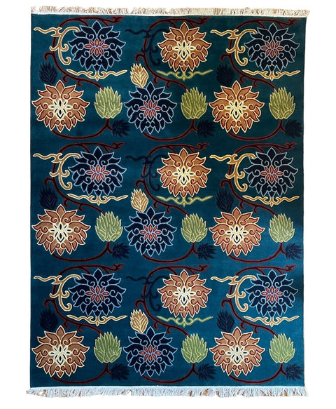 House of Nepal Nepalesischer Teppich 173 x 247 cm, handgeknüpft aus tibetischer Schafwolle mit Blumenmuster in Blau, Braun, Schwarz und Grün.