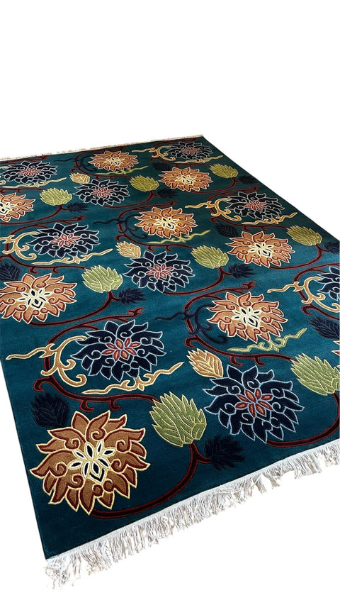 House of Nepal Nepalesischer Teppich 173 x 247 cm mit Blumenmuster in Blau, Braun, Schwarz und Grün, aus tibetischer Schafwolle, mit Fransen.