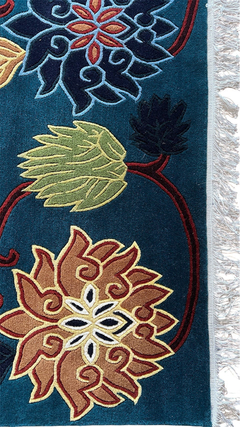 House of Nepal Nepalesischer Teppich 173x247 cm, tiefblau mit Blumenmuster in Braun, Schwarz und Grün, 100% tibetische Schafwolle, mit Fransen