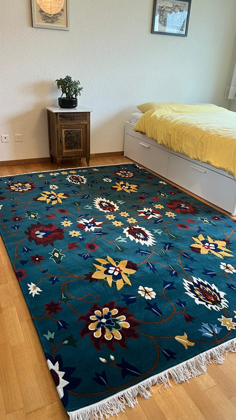 House of Nepal Nepalesischer Himalaya-Blüten Teppich 175x285 cm, petrolblau mit Blumenmuster in Rot, Gelb, Blau, Weiß, 100% tibetische Schafwolle, handgeknüpft