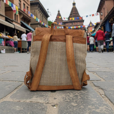 House of Nepal Rucksack aus Brennnessel und Leder, naturfarben, mit Lederriemen und Klappe, ideal für Büro und Freizeit.