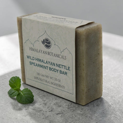 House of Nepal Wild Himalaya Brennnessel-Minz Seife, eine feste Körperseife mit grünen Kräutern und Minzstücken, 100g.