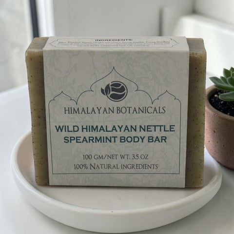 House of Nepal Wild Himalaya Brennnessel-Minz Seife, ein belebender Körperriegel mit Brennnessel und Minze, ideal für unreine Haut.