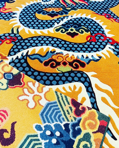 House of Nepal Teppich mit blauem Drachenmotiv auf gelbem Grund, 90x190 cm, aus tibetischer Schafwolle, handgeknüpft.