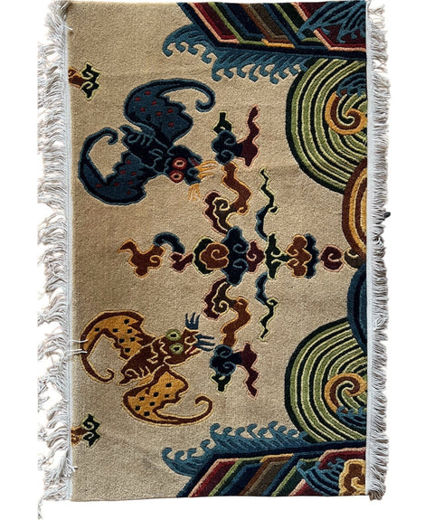 House of Nepal Nepalesischer Dragon Kingdom Teppich 60x90cm, cremefarben mit blauen, grünen, braunen und roten Drachen- und Wolkenmotiven, 100% tibetische Schafwolle, handgeknüpft