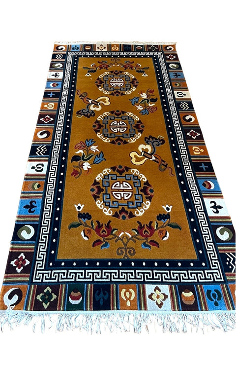 House of Nepal gelber Teppich 90x190 cm aus tibetischer Schafwolle mit traditionellen Symbolen und floralen Mustern