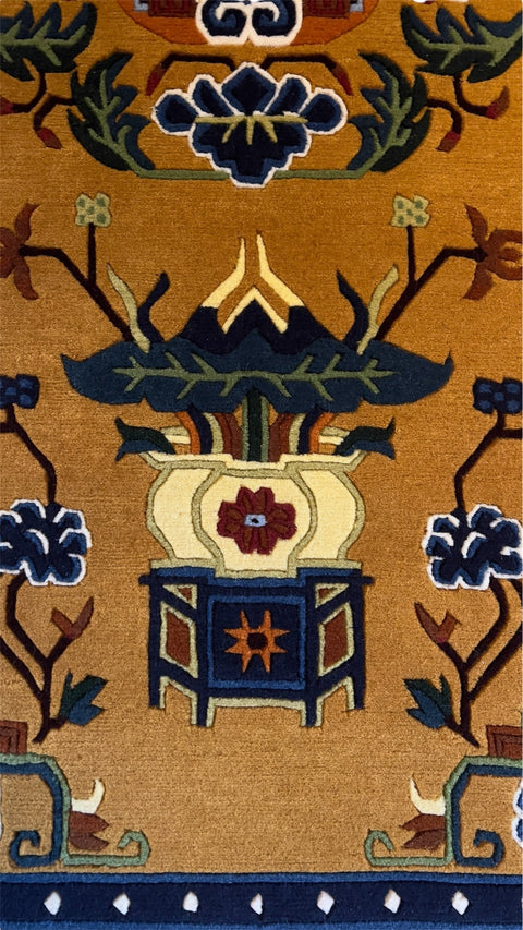 House of Nepal gelber Wollteppich 90x180 cm mit Blumenmuster und zentralem Medaillon
