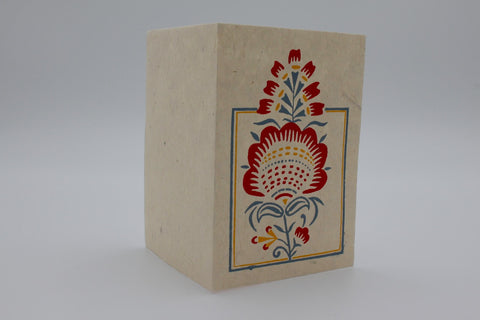 House of Nepal Geschenkkarte aus handgefertigtem, beigefarbenem Lokta-Papier mit roter, gelber und blauer Blumenmalerei.