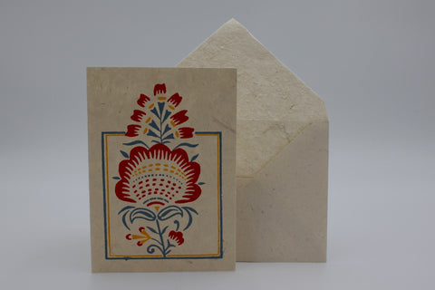House of Nepal Geschenkkarte aus handgefertigtem Lokta-Papier mit Blumenmuster in Rot, Blau und Gelb, inklusive Umschlag.