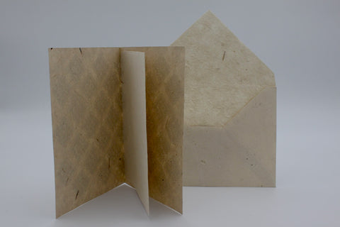 House of Nepal Geschenkkarte aus silberfarbenem Lokta-Papier mit Umschlag, handgefertigt und nachhaltig.