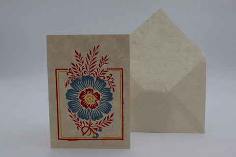 House of Nepal handgemachte Grußkarte mit blau-rotem Blumenmuster auf handgeschöpftem Papier, inklusive Umschlag.