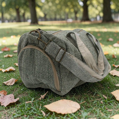 House of Nepal geräumige Hanf-Handtasche in Grüngrau mit Fischgrätmuster, handgefertigt in Nepal.
