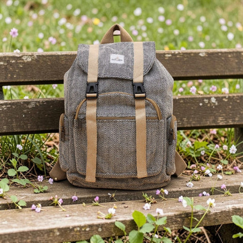House of Nepal Rucksack aus Hanf und Baumwolle in Beige und Grau mit Fischgrätmuster, Laptopfach und Seitentaschen.