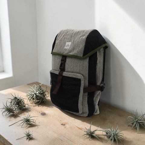 House of Nepal Kalapathar Rucksack aus Hanf und Baumwolle, beige/schwarz mit grünem Rand, handgefertigt in Nepal.