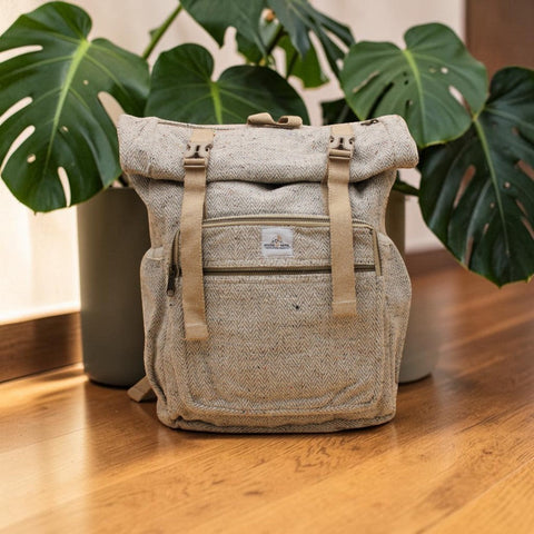 House of Nepal Rucksack aus Hanf und Baumwolle in Grau/Beige mit seitlichen Taschen und Laptopfach, handgefertigt in Nepal.