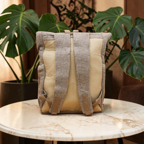 House of Nepal Rucksack aus Hanf und Baumwolle in Grau und Beige, handgefertigt in Nepal, mit Laptopfach und Seitentaschen.