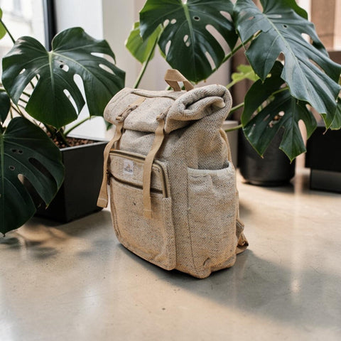 House of Nepal Rucksack aus Hanf und Baumwolle in Grau/Beige, handgefertigt, mit Laptopfach und Seitentaschen.
