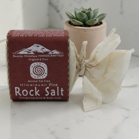 House of Nepal handgefertigte Himalaya Seife mit rosa Steinsalz, Chiuri-Butter und Kurkuma für revitalisierende und klärende Wirkung.