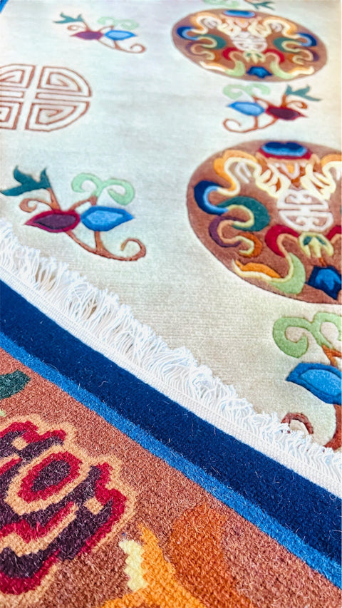 House of Nepal Karnali Teppich 140x200cm, handgeknüpft aus tibetischer Wolle mit Ornamentmuster in Beige, Braun, Rot, Blau und Grün.