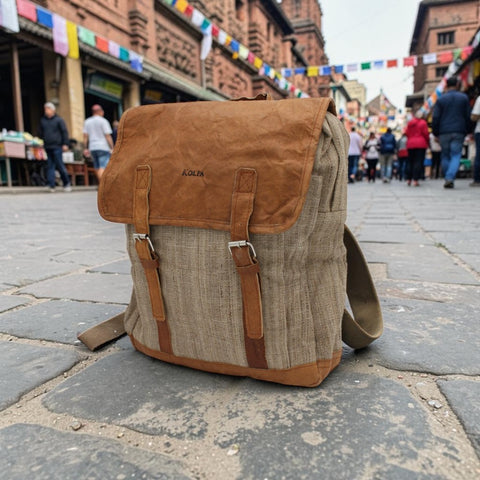 House of Nepal Kolpa Rucksack aus Brennnessel und Leder mit Klappe und Schnallen, ideal für Büro und Freizeit.