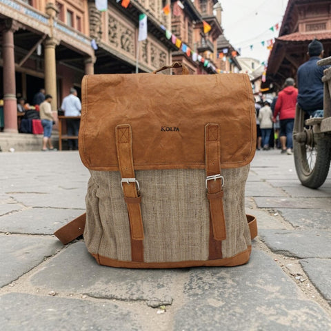 House of Nepal Kolpa Rucksack aus Brennnessel und Leder mit Klappe und Schnallen, ideal für Büro und Freizeit.