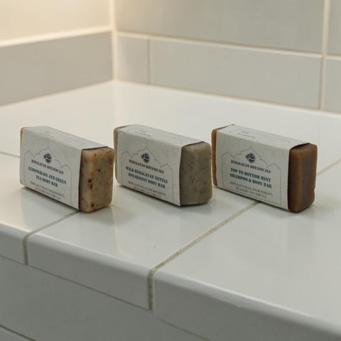 House of Nepal Dreierpack Kräuterseifen: Brennnessel-Minze, Zitronengras-Grüntee, Morgensonne Zitrus. Handgemachte Naturseifen mit Bienenwachs, Oliven- und Kokosöl.