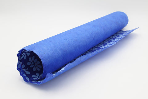 House of Nepal Lokta-Geschenkpapier mit blauem Blumenmuster, handgefertigt aus Naturfasern.