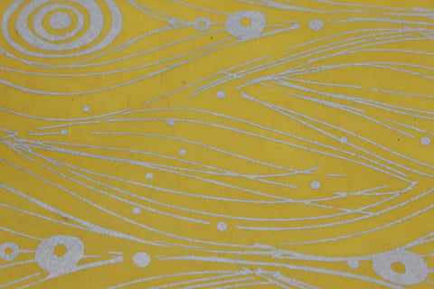 House of Nepal Lokta-Geschenkpapier in Gelb mit Pfauenfeder-Design und silbernen Akzenten, 75x49 cm