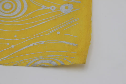 House of Nepal Lokta-Geschenkpapier in Gelb mit Pfauenfeder-Design und silbernen Akzenten, 75x49 cm