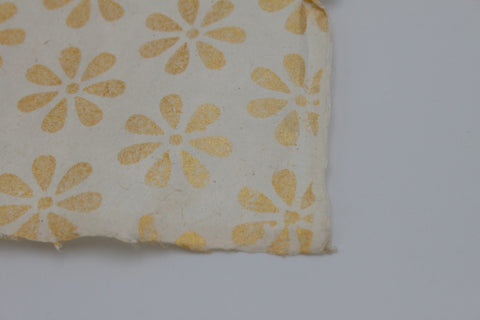 House of Nepal Lokta-Geschenkpapier mit goldenen Blumenmustern, handgefertigt aus Naturfasern.
