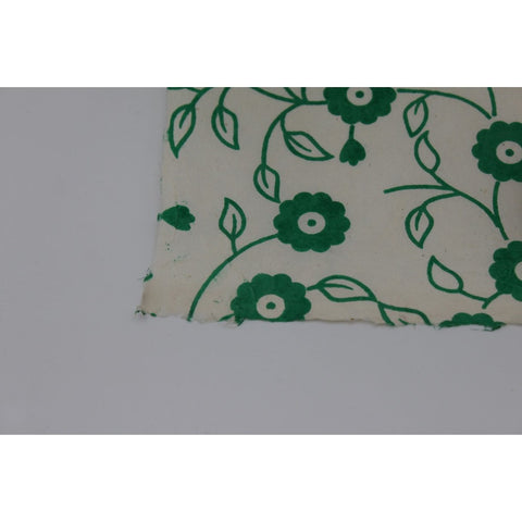 House of Nepal Lokta-Geschenkpapier mit grünen Blumen und Blättern auf cremefarbenem, handgefertigtem Papier.