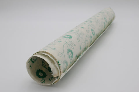 House of Nepal Lokta-Geschenkpapier mit zartem, grünem Blumenmuster auf cremefarbenem, handgefertigtem Papier.