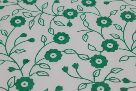 House of Nepal Lokta-Geschenkpapier mit zartem, grünem Blumenmuster auf weißem Hintergrund, 75x49 cm.
