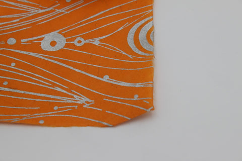 House of Nepal Lokta-Geschenkpapier in Orange mit Pfauenfeder-Design, 75x49 cm
