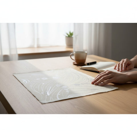 House of Nepal Lokta-Geschenkpapier mit silbernen Pfauenfedern, 75x49cm, handgefertigt, natur.