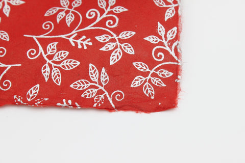 House of Nepal Lokta-Geschenkpapier in Rot mit silbernen Blumenranken, handgefertigt, 75x49 cm.