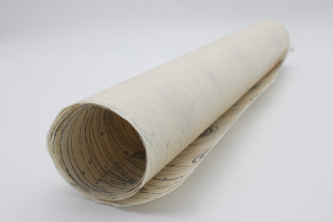 House of Nepal Lokta Geschenkpapier mit Pfauenfeder-Design in Silber, 75x49 cm, handgefertigt aus Naturfasern.