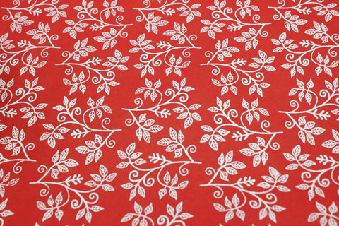House of Nepal Lokta-Geschenkpapier mit silbernen Blumenranken auf rotem Hintergrund, 75x49 cm