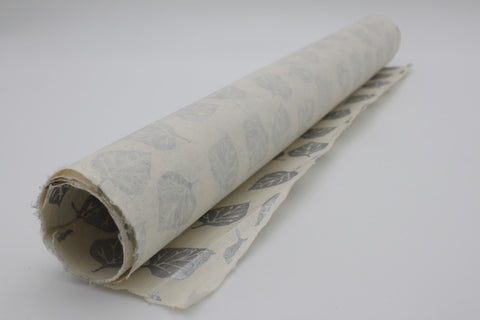 House of Nepal Lokta-Geschenkpapier in Silber mit Blattmuster, 75x49 cm, handgefertigt aus Himalaya-Rinde.