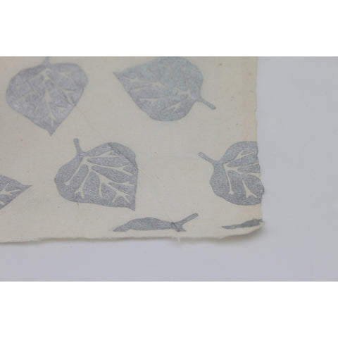 House of Nepal Lokta-Geschenkpapier mit silbernem Blattmuster auf cremefarbenem, handgefertigtem Papier.