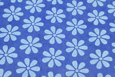 House of Nepal Lokta Geschenkpapier mit blauem Blumenmuster, handgefertigt aus Naturfasern.