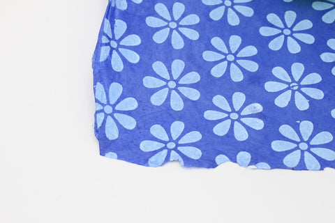 House of Nepal Lokta-Geschenkpapier mit blauem Blumenmuster, handgefertigt aus Naturfasern.