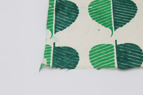 House of Nepal Lokta-Geschenkpapier Boghi-Blatt: handgefertigtes Papier mit Blattmuster in Grün und Weiß, 75x49 cm.