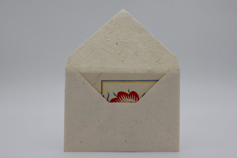 House of Nepal: handgefertigte Geschenkkarte aus Lokta-Papier mit roter Blume und blauem Rand