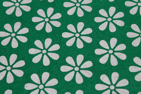 House of Nepal Lokta-Geschenkpapier mit weißen Blumen auf grünem, handgefertigtem Papier.
