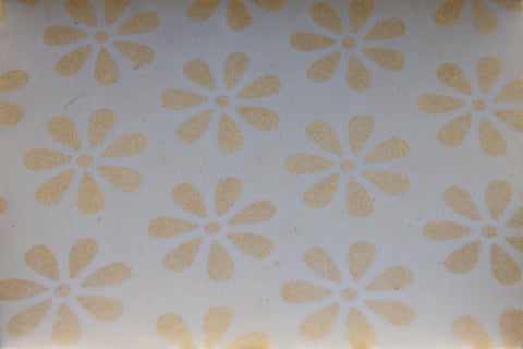 House of Nepal Lokta-Geschenkpapier mit goldenen Blumenmustern, 75x49 cm, handgefertigt aus Naturfasern.