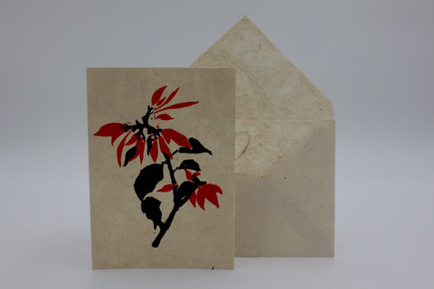 House of Nepal: handgefertigte Grußkarte aus Lokta-Papier mit roter und grüner Blumenillustration und passendem Umschlag.