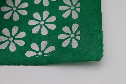 House of Nepal grünes Loktapapier mit weißen Blumenmuster, 75x49cm, handgefertigt