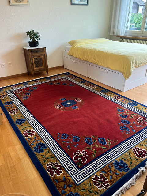 House of Nepal Nepalesischer Mandala Teppich 183 x 274 cm, handgeknüpft aus tibetischer Schafwolle mit Blumenmuster in Rot, Blau und Burgund.