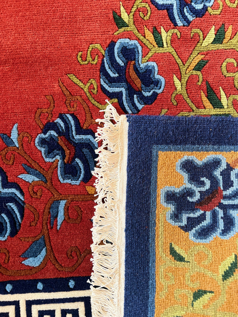 House of Nepal nepalesischer Mandala Teppich 183x274 cm, handgeknüpft aus tibetischer Schafwolle mit Blumenmuster in Rot, Blau und Gelb.